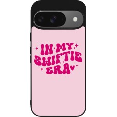 Google Pixel 9 / Pixel 9 Pro Case Hülle - Silikon schwarz Taylor Swift In My Swiftie Era - Pink