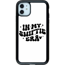 iPhone 11 Case Hülle - Hybrid Armor schwarz Taylor Swift In My Swiftie Era - White