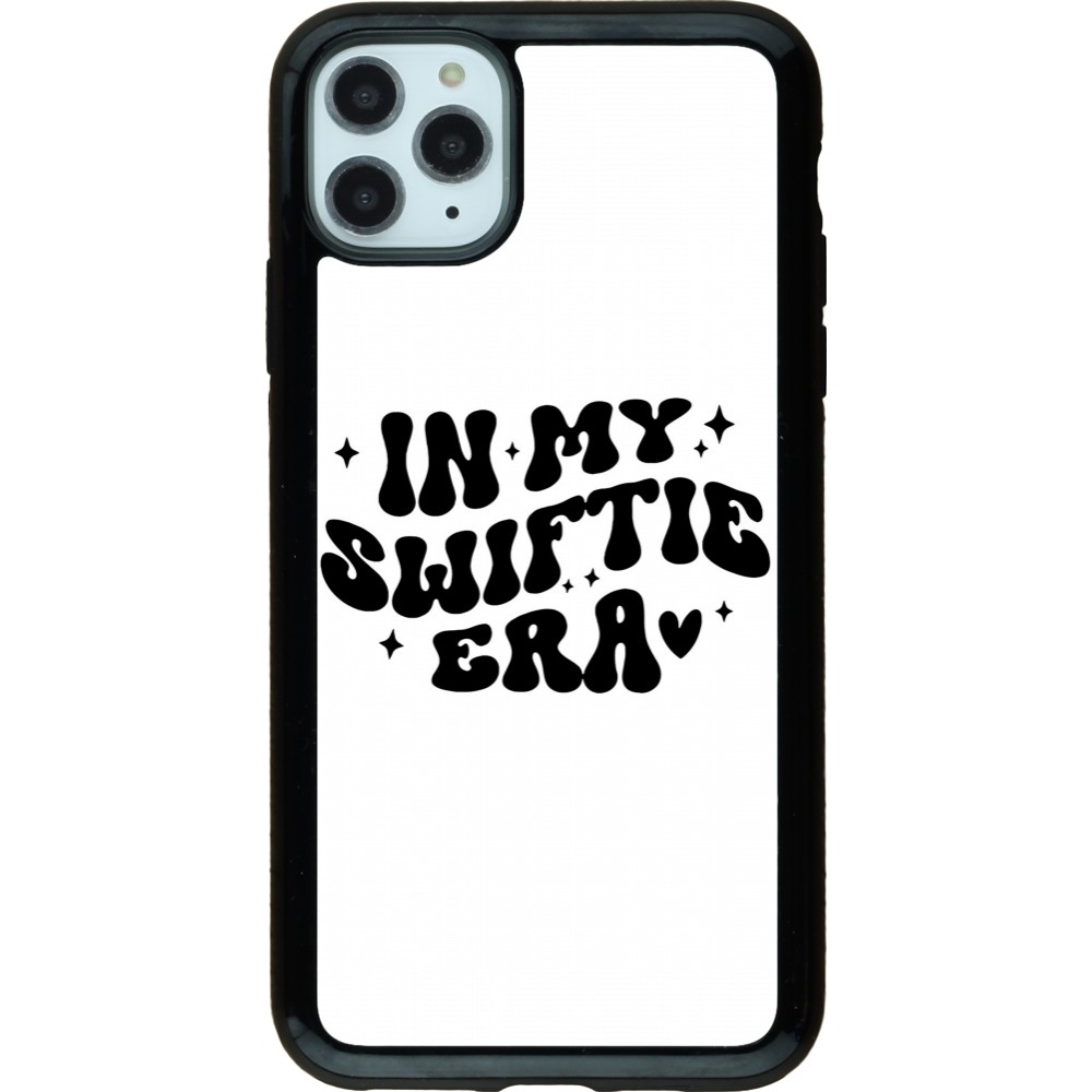 iPhone 11 Pro Max Case Hülle - Hybrid Armor schwarz Taylor Swift In My Swiftie Era - White