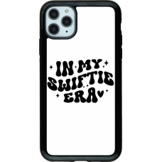 iPhone 11 Pro Max Case Hülle - Hybrid Armor schwarz Taylor Swift In My Swiftie Era - White