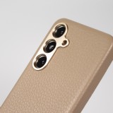 Galaxy S24 Case Hülle - Vollständig genarbtes Luxuskalbsleder mit Metallknöpfen und MagSafe - Beige