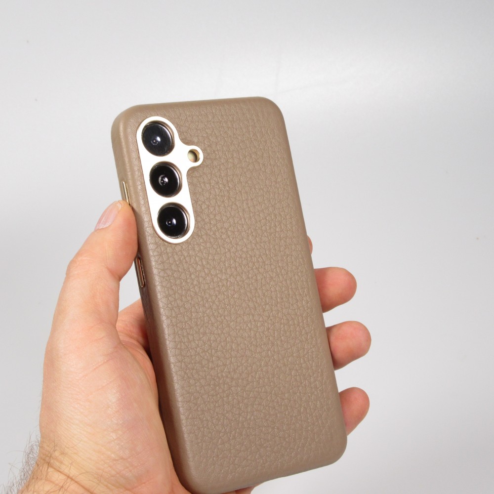 Galaxy S24 Case Hülle - Vollständig genarbtes Luxuskalbsleder mit Metallknöpfen und MagSafe - Beige
