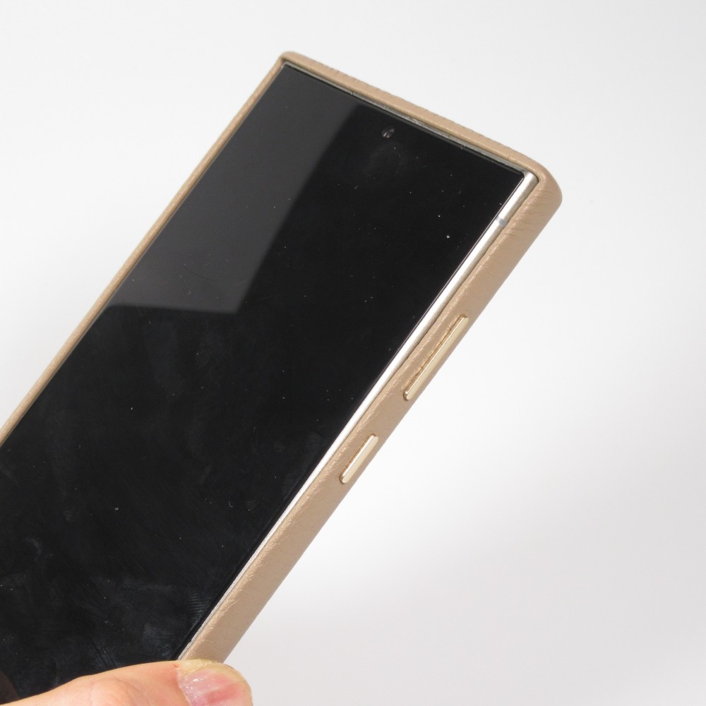 Galaxy S24 Ultra Case H&uuml;lle - Vollst&auml;ndig genarbtes Luxuskalbsleder mit Metallkn&ouml;pfen und MagSafe - Beige