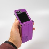 Galaxy Z Flip5 Case Hülle - Elegantes Kunstleder mit impregnierter Blume - Violett