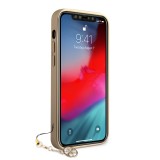 iPhone 13 Pro Max Case Hülle - Guess Leinwand Kunstleder Monogramm goldenen Metall-Logo mit Charm Anhänger - Schwarz / gold