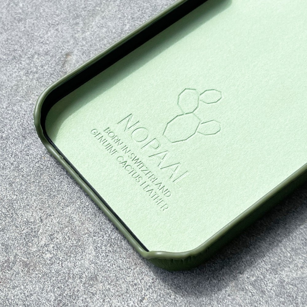 Hülle iPhone 13 Pro Max - NOPAAL veganes Kaktusleder pampasgrün