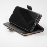 iPhone 16e Leder Tasche - Flip Wallet Echtleder mit Akzentstreifen & Kartenhalter - Schwarz