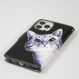 iPhone 12 / 12 Pro Case Hülle - Premium Wallet Flip-Magnetverschluss und Kartenfach - Cat Looking at you - Schwarz