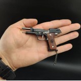 Ultra realistischer Premium Schlüsselanhänger Pistole Beretta mit Echtholzgriff (Farbe zufällig)