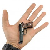 Ultra realistischer Premium Schlüsselanhänger Pistole Beretta mit Echtholzgriff (Farbe zufällig)