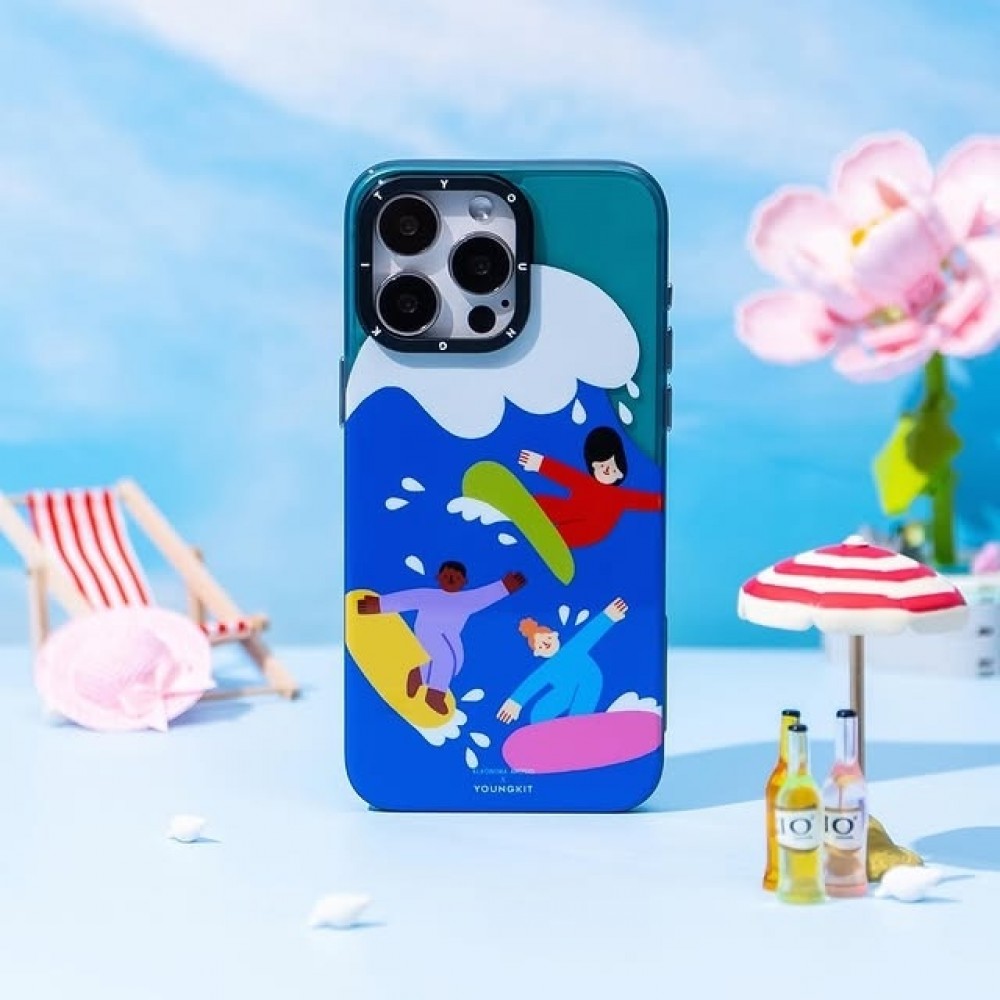 iPhone 15 Pro Max Case Hülle - Farbenfrohe und lustige Surfer am Strand Youngkit Design Eleonora Arosio - Multicolor