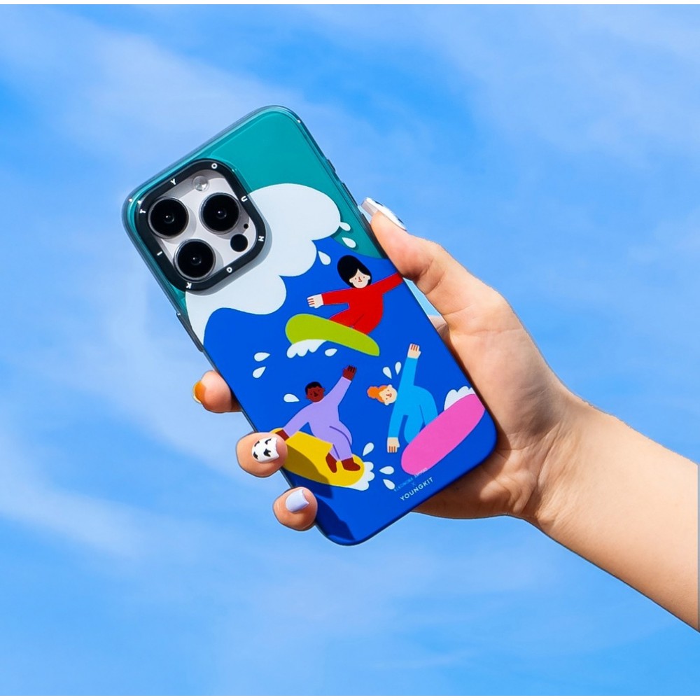 iPhone 15 Pro Max Case Hülle - Farbenfrohe und lustige Surfer am Strand Youngkit Design Eleonora Arosio - Multicolor