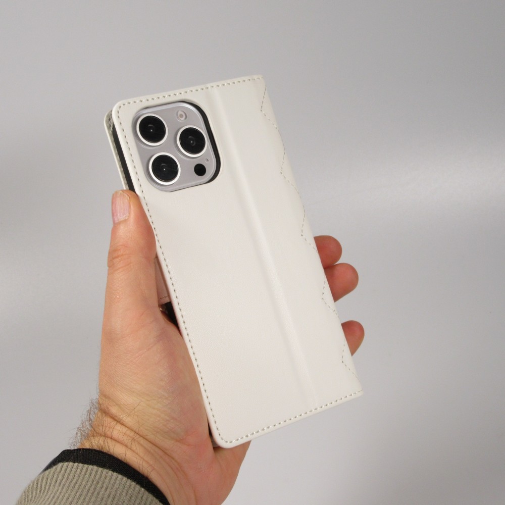 iPhone 16 Pro Case H&uuml;lle - Elegante Flip-Matratze mit Magnetverschluss Trageschlaufe und Kartenf&auml;chern - Weiss