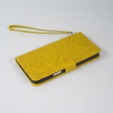 iPhone 16 Pro Max Case H&uuml;lle - Flip Kartenetui Blumenmuster mit Lanyard - Gelb