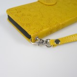 iPhone 16 Pro Max Case H&uuml;lle - Flip Kartenetui Blumenmuster mit Lanyard - Gelb