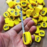 Mini m&egrave;tre ruban porte-cl&eacute;s r&eacute;tractable longueur 1m m&eacute;tallique compact avec double graduation cm/pouces - Jaune