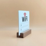 2D WiFi-Paneel aus Acryl mit Holzsockel – Passwortanzeige für Zuhause oder Restaurant - Weiss